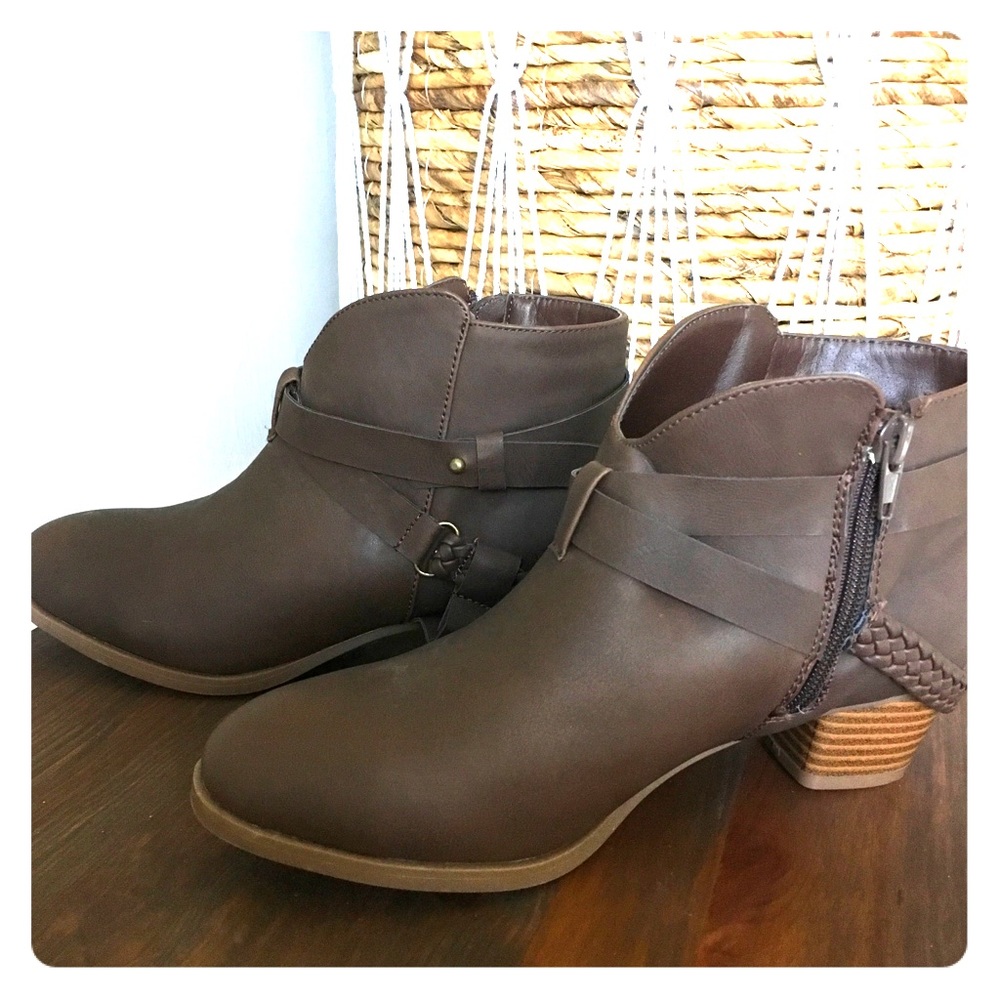 XOXO Kids dark brown ankle boots!